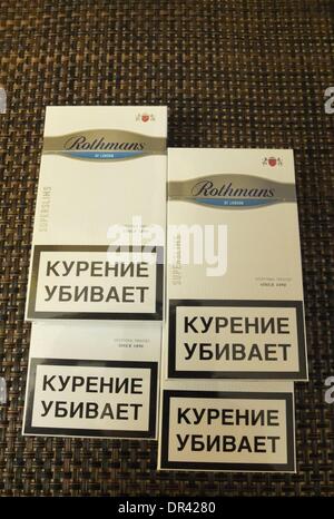 Kaliningrad, Russie 19e, janvier 2014 la frontière orientale de l'UE est l'endroit de choix pour les contrebandiers de cigarettes, qui peuvent faire des profits faciles de les différences de prix avec la Russie. Un paquet de cigarettes premium coûte 5 euros en Belgique, € 3 en Pologne, et à moins de 1€ dans la région de la Russie. Sur la photo : Rothmans cigrettes avec timbres fiscaux russes. Banque D'Images