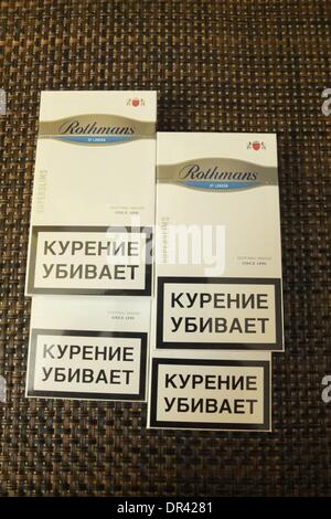 Kaliningrad, Russie 19e, janvier 2014 la frontière orientale de l'UE est l'endroit de choix pour les contrebandiers de cigarettes, qui peuvent faire des profits faciles de les différences de prix avec la Russie. Un paquet de cigarettes premium coûte 5 euros en Belgique, € 3 en Pologne, et à moins de 1€ dans la région de la Russie. Sur la photo : Rothmans cigrettes avec timbres fiscaux russes. Banque D'Images