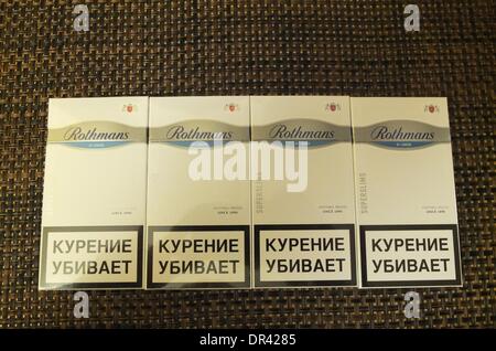 Kaliningrad, Russie 19e, janvier 2014 la frontière orientale de l'UE est l'endroit de choix pour les contrebandiers de cigarettes, qui peuvent faire des profits faciles de les différences de prix avec la Russie. Un paquet de cigarettes premium coûte 5 euros en Belgique, € 3 en Pologne, et à moins de 1€ dans la région de la Russie. Sur la photo : Rothmans cigrettes avec timbres fiscaux russes. Banque D'Images