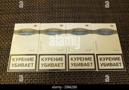 Kaliningrad, Russie 19e, janvier 2014 la frontière orientale de l'UE est l'endroit de choix pour les contrebandiers de cigarettes, qui peuvent faire des profits faciles de les différences de prix avec la Russie. Un paquet de cigarettes premium coûte 5 euros en Belgique, € 3 en Pologne, et à moins de 1€ dans la région de la Russie. Sur la photo : Rothmans cigrettes avec timbres fiscaux russes. Banque D'Images