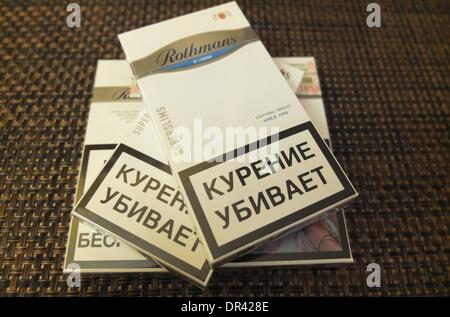 Kaliningrad, Russie 19e, janvier 2014 la frontière orientale de l'UE est l'endroit de choix pour les contrebandiers de cigarettes, qui peuvent faire des profits faciles de les différences de prix avec la Russie. Un paquet de cigarettes premium coûte 5 euros en Belgique, € 3 en Pologne, et à moins de 1€ dans la région de la Russie. Sur la photo : Rothmans cigrettes avec timbres fiscaux russes. Banque D'Images