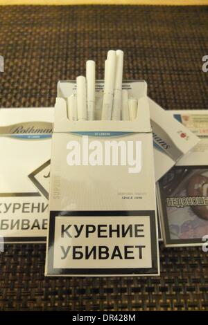 Kaliningrad, Russie 19e, janvier 2014 la frontière orientale de l'UE est l'endroit de choix pour les contrebandiers de cigarettes, qui peuvent faire des profits faciles de les différences de prix avec la Russie. Un paquet de cigarettes premium coûte 5 euros en Belgique, € 3 en Pologne, et à moins de 1€ dans la région de la Russie. Sur la photo : Rothmans cigrettes avec timbres fiscaux russes. Banque D'Images