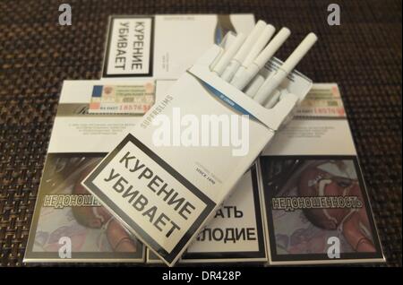 Kaliningrad, Russie 19e, janvier 2014 la frontière orientale de l'UE est l'endroit de choix pour les contrebandiers de cigarettes, qui peuvent faire des profits faciles de les différences de prix avec la Russie. Un paquet de cigarettes premium coûte 5 euros en Belgique, € 3 en Pologne, et à moins de 1€ dans la région de la Russie. Sur la photo : Rothmans cigrettes avec timbres fiscaux russes. Banque D'Images