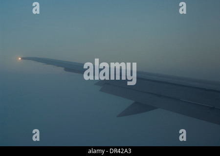À travers les nuages avion pendant l'approche dans San Francisco, Californie Banque D'Images