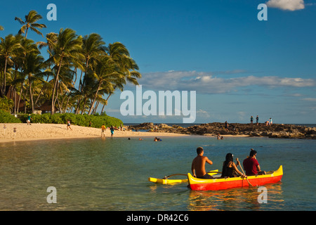 Les touristes obtenir un tour dans une pirogue au Paradise Cove Luau, Kapolei, Oahu, Hawaii Banque D'Images