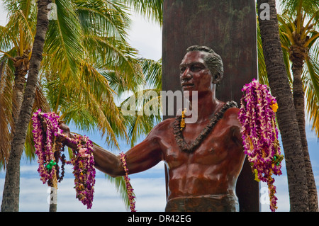 Fleurs fraîches sur la statue de Duke Kahanamoku statue, Kuhio Beach Park, plage de Waikiki, Honolulu, Oahu, Hawaii Banque D'Images