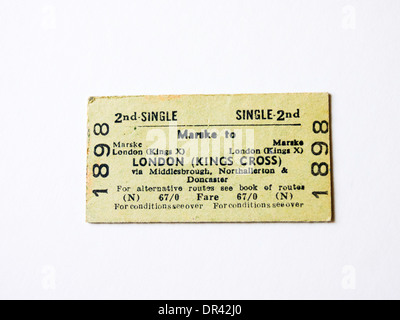 Un billet de train seconde classe utilisé entre Marske (North Yorkshire) et London Kings Cross, à partir de la fin des années 60. Banque D'Images