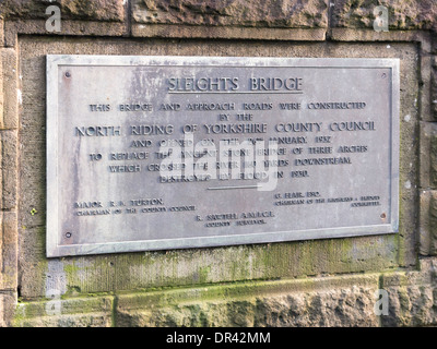 Plaque commémorative sur le pont construit de tours 1937 pour porter l'A169 jusqu'à Pickering Whitby Road au-dessus de la voie ferrée et la rivière Esk Banque D'Images