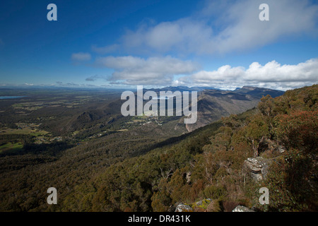 Vue imprenable sur les plages boisées, pics et vallées du Parc National des Grampians Victoria de Boroka Lookout Banque D'Images