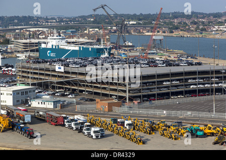 Tracteurs Cat et voitures alignées devant être chargées sur un navire à Southampton docks. M/V Autopride. Le principe du Royaume-uni port automobile. Banque D'Images