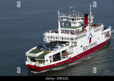 Regardant vers le bas sur la Red Funnel Southampton à l'île de Wight ferry en cours Banque D'Images