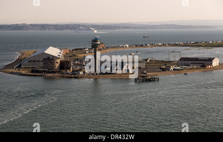 À la recherche sur le Centre d'activités Calshot National tour d'observation et de surveillance côtière à Calshot Spit à l'Ile de Wight Angleterre UK Banque D'Images