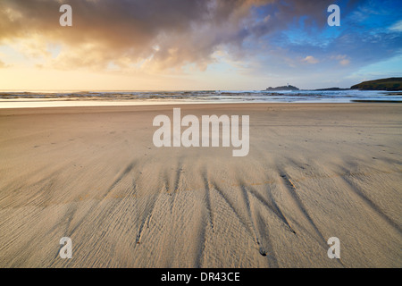 La soirée rivage à Gwithian beach avec des motifs dans le sable laissé par la marée en retraite Banque D'Images