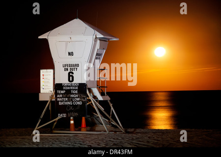 Lifeguard Tower dans la lune - Pompano Beach, Florida USA Banque D'Images