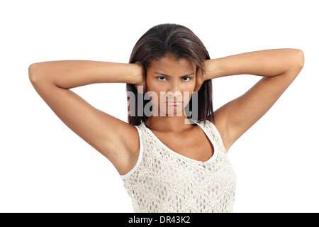 Belle femme africaine avec ses mains couvrant les oreilles isolé sur fond blanc Banque D'Images