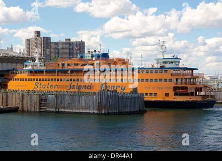 Staten Island Ferry amarré à Saint-George's Ferry à Staten Island, NY, USA en septembre 2012. Banque D'Images