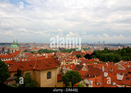 Au-dessus des toits de Prague, l'ancienne métropole d'Europe centrale, de l'aimant touristique moderne, et capitale de la République tchèque. Banque D'Images