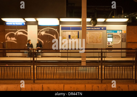 Gennevilliers par nuit, sur le nord de la banlieue parisienne. Banque D'Images