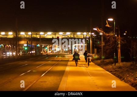 Gennevilliers par nuit, sur le nord de la banlieue parisienne. Banque D'Images