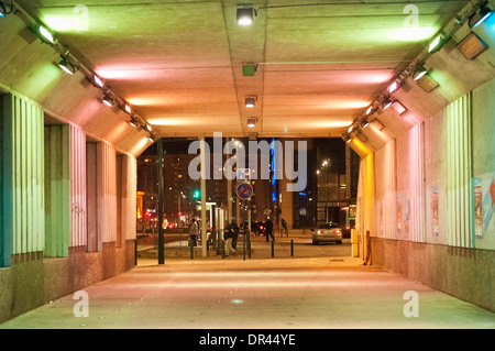 Gennevilliers par nuit, sur le nord de la banlieue parisienne. Banque D'Images