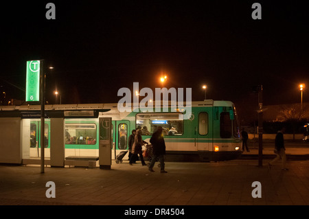Gennevilliers par nuit, sur le nord de la banlieue parisienne. Banque D'Images