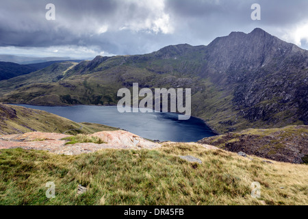 Voir le mont Snowdon surplombant Llyn Llydaw Banque D'Images