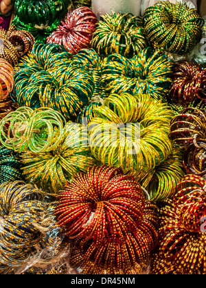 Bangles indiens pour la vente au marché de Margao Banque D'Images