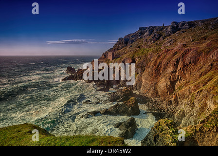 Ruine de la mine de la Couronne dans les falaises à Botallack, Cornwall, Angleterre, au coucher du soleil Banque D'Images