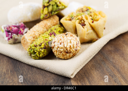 Photo horizontale gros plan de biscuits gourmets, se concentrer sur l'avant de forme circulaire cookie, le noyer noir rustique et serviette en tissu Banque D'Images