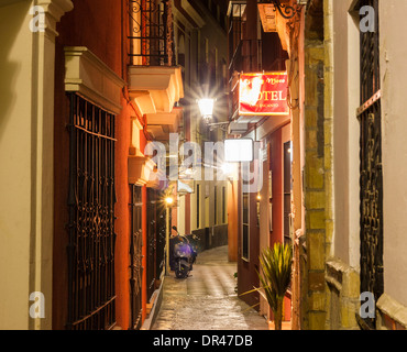 Ruelle de Barrio Santa Cruz à Séville, Andalousie, Espagne Banque D'Images