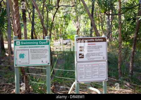 Panneaux d'avertissement de crocodile près d'une piscine dans le territoire du nord Banque D'Images