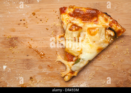 Dernière tranche de fromage pizza Banque D'Images