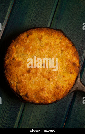 Ensemble des négociations cornbread cuit dans une poêle en fonte frais généraux Banque D'Images