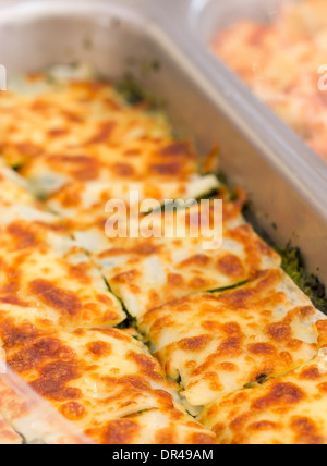 Lasagnes épinards avec plateau en aluminium sur le marché. Banque D'Images