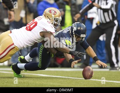 Seattle, WA, USA - San Francisco 49ers en dehors de secondeur Aldon Smith (99) va après la balle sur la première pièce du jeu par Seattle Seahawks quarterback Russell Wilson (3) au cours de la NFC championship match à CenturyLink Field à Seattle le dimanche, 19 janvier 2014, Jan. 19, 2014. Credit : Action Plus Sport/Alamy Live News Banque D'Images