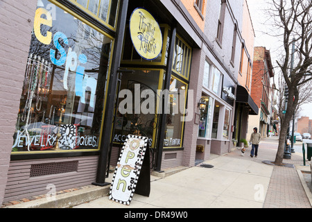 Deuxième main et antiquaires le long d'Elm Street au centre-ville de Greensboro, Caroline du Nord. Banque D'Images