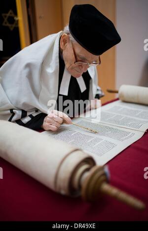 Schwerin, Allemagne. 16 janvier, 2014. Rabbin de Mecklembourg-Poméranie-Occidentale William Wolff lit à partir de l'Toral faites défiler dans la synagogue nouvellement érigés à Schwerin, Allemagne, 16 janvier 2014. Les 86 ans sera nommé citoyen d'honneur de la capitale de l'Etat Schwerin le 27 janvier, jour de la mémoire de l'Holocauste. Photo : JENS BUETTNER/dpa/Alamy Live News Banque D'Images