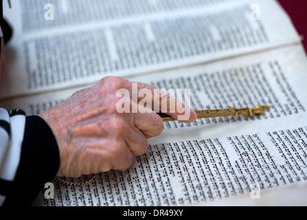 Schwerin, Allemagne. 16 janvier, 2014. Rabbin de Mecklembourg-Poméranie-Occidentale William Wolff lit à partir de l'Toral faites défiler dans la synagogue nouvellement érigés à Schwerin, Allemagne, 16 janvier 2014. Les 86 ans sera nommé citoyen d'honneur de la capitale de l'Etat Schwerin le 27 janvier, jour de la mémoire de l'Holocauste. Photo : JENS BUETTNER/dpa/Alamy Live News Banque D'Images