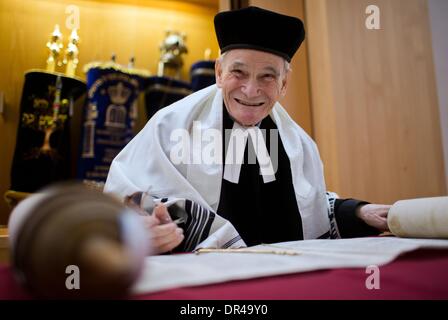 Schwerin, Allemagne. 16 janvier, 2014. Rabbin de Mecklembourg-Poméranie-Occidentale William Wolff lit à partir de l'Toral faites défiler dans la synagogue nouvellement érigés à Schwerin, Allemagne, 16 janvier 2014. Les 86 ans sera nommé citoyen d'honneur de la capitale de l'Etat Schwerin le 27 janvier, jour de la mémoire de l'Holocauste. Photo : JENS BUETTNER/dpa/Alamy Live News Banque D'Images