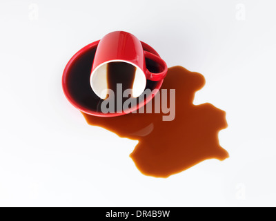 Tasse de café rouge renversé isolé sur fond blanc Banque D'Images