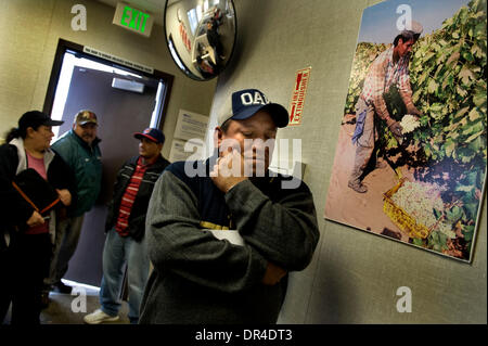 17 févr. 2009 - Mendota, Californie, USA - ISMAEL DIAZ, 35 ans, attend au bureau de chômage à Mendota pour essayer de prolonger ses allocations de chômage qui se composent de 522 $ toutes les deux semaines. Un immigrant qui a été parrainée par son père, il a travaillé l'an dernier, beaucoup moins que les années précédentes en raison du faible nombre de semis par un ranch à Firebaugh, une ville voisine. Il n'a aucune idée, il a dit, Banque D'Images