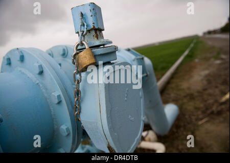 17 févr. 2009 - Mendota, Californie, USA - Todd Allen est d'essayer de vendre sa ferme et de l'équipement ne peut pas exploiter sa ferme où un verrou sur son eau met dans l'impossibilité de croître dans ses champs à Mendota, Californie Les agriculteurs de la région sont d'abandonner leurs champs et ne peut pas embaucher de l'aide, ce qui cause et économique et la crise alimentaire dans la vallée. (Crédit Image : © Renee C. Byer/Sacramento Banque D'Images