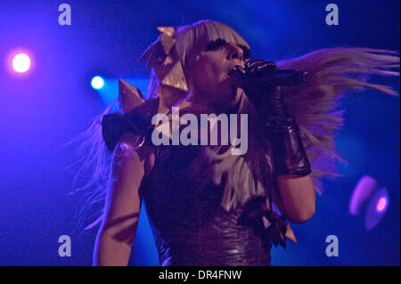 Dec 14, 2008 - Camden, New Jersey, USA - Lady GAGA se produit devant une foule à la Susquehanna Bank Center à Camden. (Crédit Image : © Chaz Niell/Southcreek IME/ZUMA Press) Banque D'Images