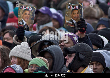 Jan 17, 2009 - Baltimore, Maryland, Etats-Unis - Le président élu Barack Obama et le Vice-président élu Joe Biden partisans brave le froid au War Memorial Plaza à Baltimore, Maryland durant la tournée Whistle Stop. (Crédit Image : © Chaz Niell/Southcreek IME/ZUMA Press) Banque D'Images