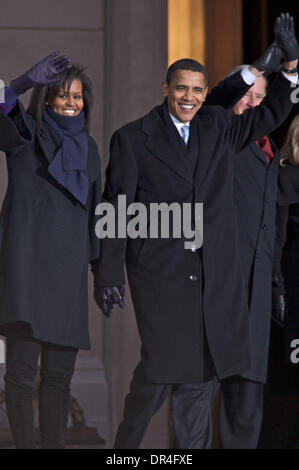 Jan 17, 2009 - Baltimore, Maryland, Etats-Unis - Le président élu Barack Obama et Michelle Obama salue la foule lors de la War Memorial Plaza à Baltimore, Maryland durant la tournée Whistle Stop. (Crédit Image : © Chaz Niell/Southcreek IME/ZUMA Press) Banque D'Images