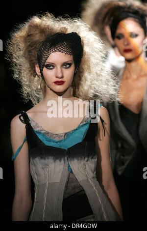 17 févr., 2009 - New York, New York, USA - La piste de l'or noir Diesel Fashion Show pendant la Semaine de la mode Mercedes Benz au Bryant Park à New York. (Crédit Image : © Brian Dowling/Southcreek IME/ZUMA Press) Banque D'Images