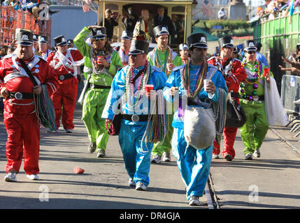 24 févr. 2009 - La Nouvelle-Orléans, Louisiane, Etats-Unis - Scènes de Saint Charles Avenue avant de la Zulu et Rex parades sur jour du Mardi Gras à La Nouvelle Orléans, Louisiane. Mardi Gras est une célébration annuelle qui se termine à minuit avec le début de la saison de Carême catholique qui commence avec le mercredi des Cendres et se termine à Pâques. (Crédit Image : © Derick Hingle/Southcreek IME/ZUMA Press) Banque D'Images