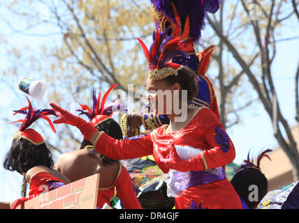 24 févr. 2009 - La Nouvelle Orléans, Louisiane, USA - Scènes de la Zulu parade il roula le long du fleuve Charles Avenue défilé pierres, perles de coco peint et divers bibelots sur jour du Mardi Gras à La Nouvelle Orléans, Louisiane. Mardi Gras est une célébration annuelle qui se termine à minuit avec le début de la saison de Carême catholique qui commence avec le mercredi des Cendres et se termine à Pâques. Banque D'Images