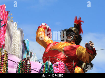 24 févr. 2009 - La Nouvelle Orléans, Louisiane, USA - Scènes de la Krewe of Zulu parade il roula le long du fleuve Charles Avenue défilé pierres, perles de coco peint et divers bibelots sur jour du Mardi Gras à La Nouvelle Orléans, Louisiane. Mardi Gras est une célébration annuelle qui se termine à minuit avec le début de la saison de Carême catholique qui commence avec le mercredi des Cendres et se termine par Banque D'Images