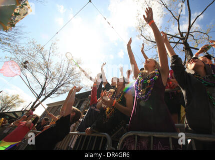 24 févr. 2009 - La Nouvelle Orléans, Louisiane, USA - Scènes de la parade Rex qu'il roula le long du fleuve Charles Avenue défilé jeter des perles, et divers bibelots sur le jour du Mardi Gras à La Nouvelle Orléans, Louisiane. Mardi Gras est une célébration annuelle qui se termine à minuit avec le début de la saison de Carême catholique qui commence avec le mercredi des Cendres et se termine à Pâques. (Crédit Image : © D Banque D'Images